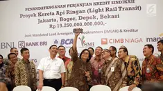 Menteri Keuangan Sri Mulyani berswafoto bersama dengan Menkomaritim Luhut Binsar Panjaitan, Menhub Budi Karya dan Direktur PT KAI Edi Sukmoro usai penandatanganan kerja sama antar bank sindikasi di Jakarta, Jumat (29/12). (Liputan6.com/Angga Yuniar)