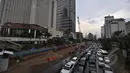 Proyek MRT yang memakan badan jalan menyebabkan kemacetan di kawasan Thamrin, Jakarta, Rabu (4/3/2015). Pengeboran jalur MRT dan stasiun bawah tanah akan dimulai pada Agustus 2015 mendatang.  (Liputan6.com/Faizal Fanani)