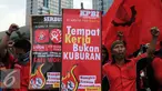 Buruh yang tergabung Konfederasi Persatuan Buruh Indonesia aksi keprihatinan di Bundaran Patung Kuda, Jakarta, Kamis (28/4/2016). Dalam aksinya, mereka menyerukan pemerintah seriusmenurunkan angka kecelakaan kerja. (Liputan6.com/Helmi Fithriansyah)