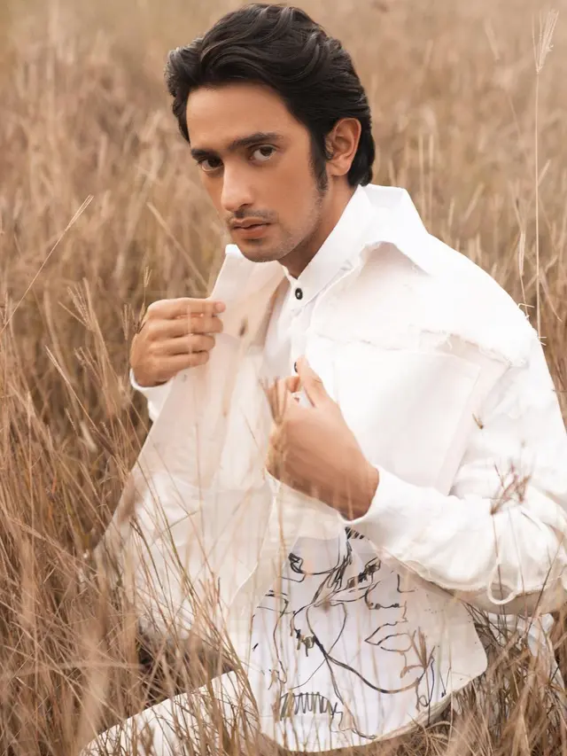 Gaya Omar Daniel dalam Pemotretan Bertema Decorum. (Sumber: Instagram/winstongomez)