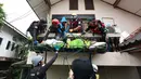 Seorang pria dievakuasi oleh tim penyelamat untuk diangkut melewati banjir di Hat Yai, Provinsi Songkhla, Thailand selatan, pada Rabu 26 November 2025. Banjir parah masih menggenangi wilayah selatan Thailand, terutama kota Hat Yai di Provinsi Songkhla hingga hari ini Rabu (26/11/2025). (Sarot Meksophawannakul/THAI NEWS PIX/AFP)