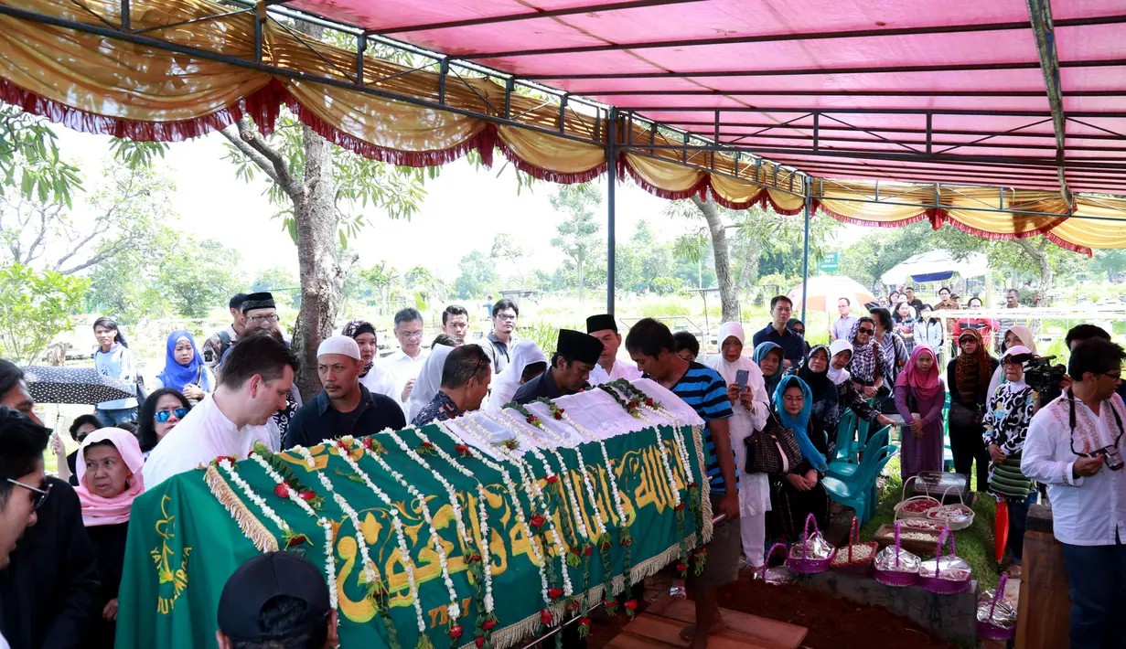 Suasana pemakaman ibu dari Maudy Koesnaedi (Wimbarsana/bintang.com)