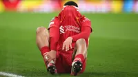 Trent Alexander-Arnold ditarik keluar karena cedera engkel saat pertandingan Liverpool vs PSG di Anfield dalam lanjutan Liga Champions 202/4/2025, Rabu (12/3/2025) dini hari WIB. (Oli SCARFF / AFP)