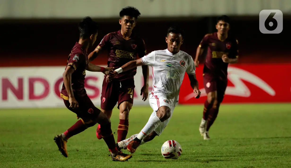 Pemain Persija Jakarta, Osvaldo Ardiles Haay (tengah) berusaha melewati sejumlah pemain PSM Makassar dalam pertandingan semifinal Piala Menpora 2021 di Stadion Maguwoharjo, Sleman, Kamis (15/4/2021). PSM Makassar vs Persija Jakarta bermain imbang 0-0. (Bola.com/Ikhwan Yanuar)