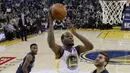 Pebasket Golden State Warriors, Kevin Durant, berusaha memasukan bola saat melawan Dallas Maverick pada laga NBA di Oracle Arena, Oakland, Kamis (14/12/2017). Warriors menang 112-97 atas Mavericks. (AP/Marcio Sanchez)