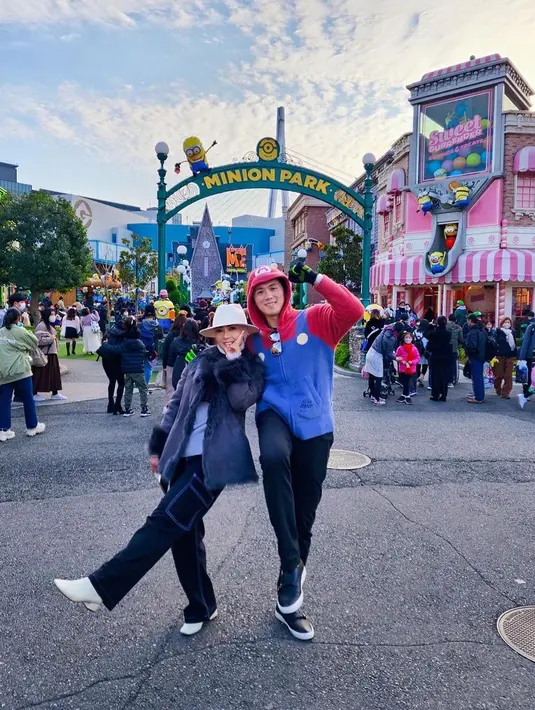 Reino Barack cosplay jadi Mario Bros saat liburan di taman bermain (Sumber: Instagram/princessyahrini)