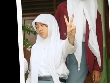 Melihat potret lawas Ipeh ikut menghadirkan nostalgia. Siapa sangka, wanita kelahiran 19 Mei 1995 ini punya potet mengenakan hijab yang jarang tersorot. Kala itu Ipeh Si Entong masih berusia SMA. (Liputan6.com/IG/@rncynth).