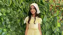 Quinn Salman yang juga berperan sebagai Sherina dalam drama Musikal Petualangan Sherina 2022 ini terlihat begitu manis dalam gaun berwarna kuning. Ia juga memadukan dengan syal serta sneakerts berwarna putih untuk menyeimbangkan penampilannya. (Liputan6.com/IG/@quinnsalman)