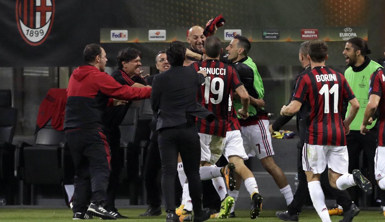 Para pemain AC Milan merayakan gol yang dicetak oleh Patrick Cutrone ke gawang Rijeka pada laga Liga Europa di Stadion San Siro, Milan, Kamis (28/9/2017). AC Milan menang 3-2 atas  Rijeka. (AP/Luca Bruno)