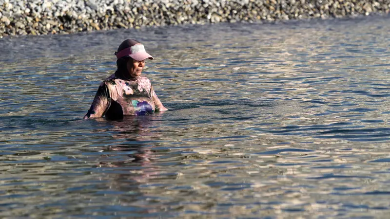 Lawan Arus, Kota di Prancis Izinkan Perempuan Berenang dengan Burkini di Kolam Renang Negara