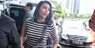 Tyas Mirasih mendatangi Polda Metro Jaya pada hari ini, Rabu (21/3). Tyas datang didampingi kuasa hukumnya Sandy Arifin dan seorang perempuan. (Adrian Putra/Bintang.com)