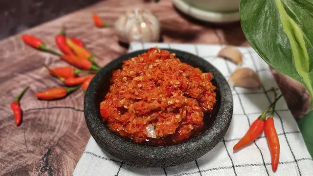 Begini Cara Ngulek Sambal Biar Cepat Halus dan Cita Rasanya Keluar, Wajib Dicontoh
