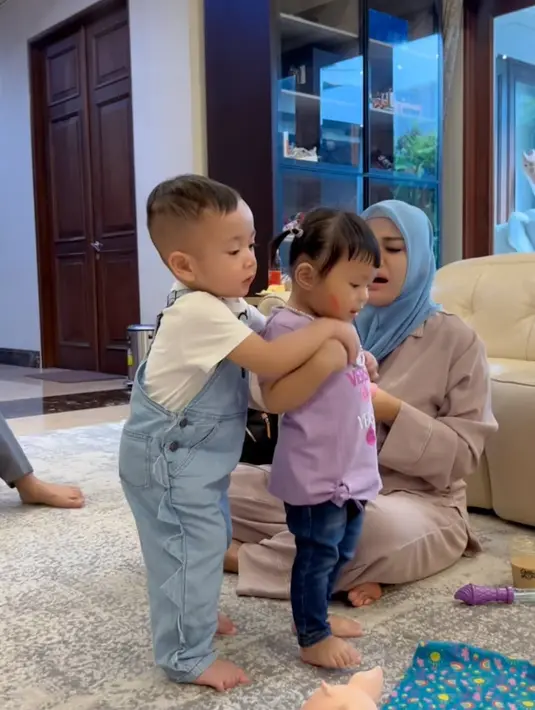 Cipung main ke rumah baby Ameena ini merupakan momen pertamanya. Bahkan, Cipung sampai tak mau diajak pulang main dengan baby Ameena. [Instagram/attahalilintar]