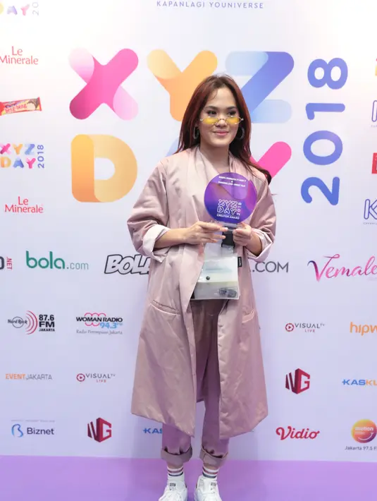 Lagu ini juga mendapat prestasi yang membanggakan. Mungkin karena liriknya dalam bahasa Inggris, "Sweet Talk" berhasil masuk ke dalam daftar Asia Pop 40 di Prambors. (Adrian Putra/Bintang.com)