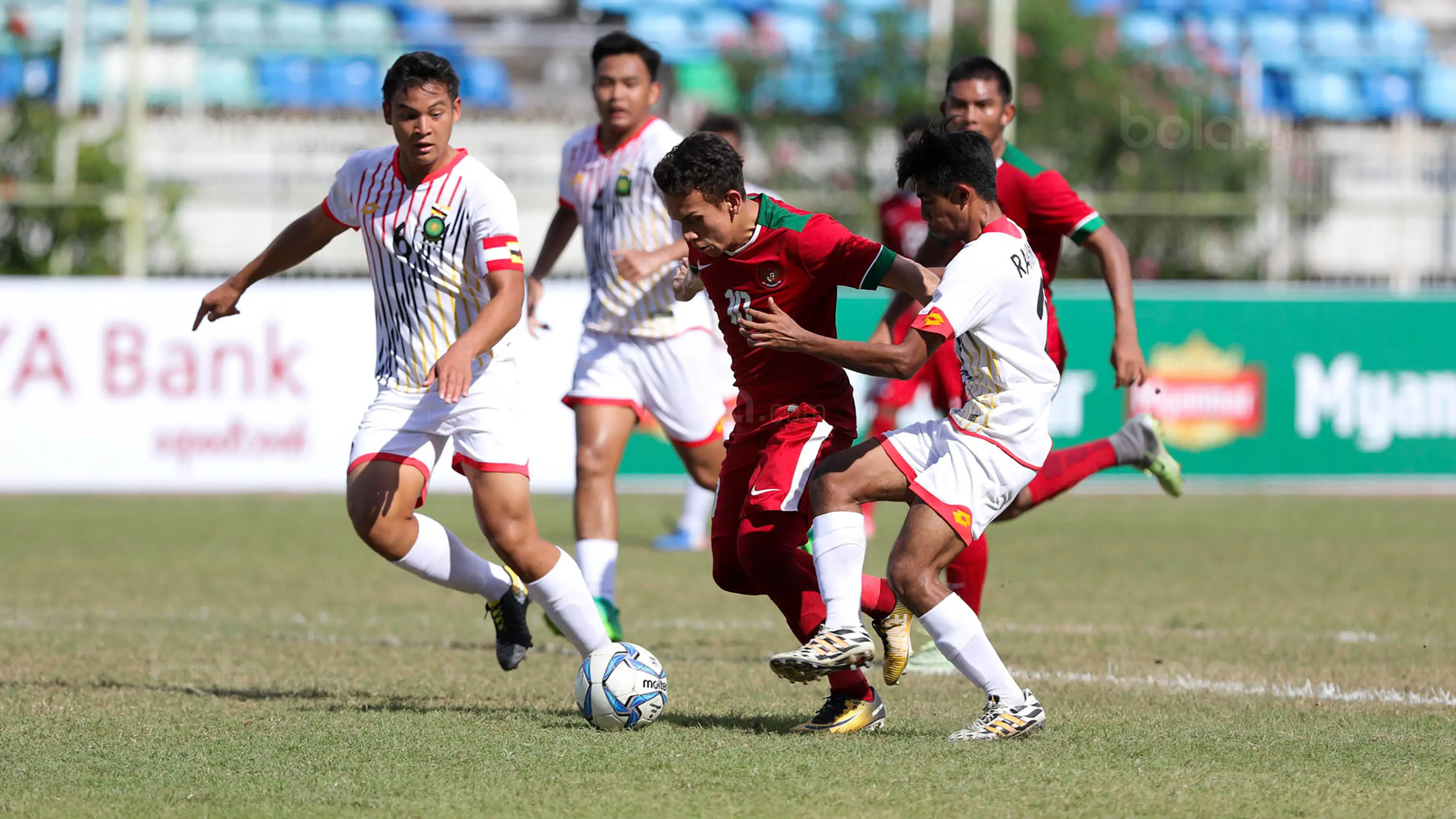 Pemain Timnas Indonesia U-19, Egy Maulana Vikri, berusaha melewati pemain Brunei Darussalam pada laga Piala AFF U-18 di Stadion Thuwunna, Rabu, (13/9/2017). Indonesia menang 8-0 atas Brunei Darussalam. (Liputan6.com/Yoppy Renato)