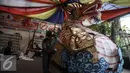 Pekerja saat menyelesaikan hiasan mobil Naga di Vihara Saddhapala, Jakarta, Jumat (22/4/2016). Persiapan tersebut dilakukan untuk Pindapata Gema Waisak 2560 BE pada tanggal 24 April di Kota Tua. (Liputan6.com/Faizal Fanani)
