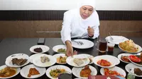 Khofifah menikmati kuliner Minang. (Dian Kurniawan/Liputan6.com)