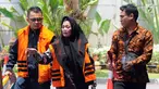 Anggota DPRD Sumut nonaktif Helmiati (tengah) dan Ketua Fraksi PAN DPRD Lampung nonaktif Agus Bhakti Nugroho (kiri) tiba di Gedung KPK, Jakarta, Rabu (31/10). Keduanya akan menjalani pemeriksaan lanjutan. (Merdeka.com/Dwi Narwoko)