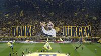 Suporter Borussia Dortmund membentangkan spanduk raksasa berwajah Juergen Klopp dan tulisan 'Danke Jurgen' (terima kasih Jurgen), sebelum laga kontra Werder Bremen di pekan terakhir Bundesliga Jerman, Sabtu (23/5) malam WIB. (AP Photo/Frank Augstein)