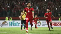 Egy Maulana Vikri mencetak satu gol saat Timnas Indonesia U-19 disingkirkan Malaysia lewat adu penalti pada semifinal Piala AFF U-19 2018 di Stadion Gelora Delta Sidoarjo, Kamis (12/7/2018). (Bola.com/Aditya Wany)