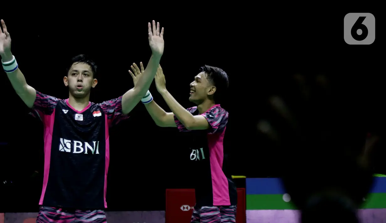 Pebulu tangkis ganda putra Indonesia, Fajar Alfian/Muhammad Rian Ardianto merayakan kemenangan atas He Ji Ting/ Zhou Hao Dong (China) pada Semifinal Indonesia Masters 2022 di Istora Senayan, Jakarta, Sabtu (11/6/2022). Fajar/Rian unggul dan melaju ke final Indonesia Masters 2022. (Liputan6.com/Helmi Fithriansyah)