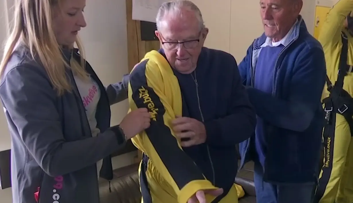 Verdun Hayes (101), mengenakan perlengkapan untuk melakukan skydiving di Devon, Inggris, Minggu (14/5). Hayes memecahkan rekor dunia untuk skydiver tandem tertua saat melakukan skydiving bersama dengan empat generasi keluarganya. (Skydive.buzz via AP)