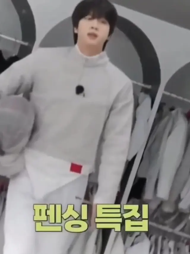Potret Jin BTS Pakai Kostum Anggar. (sember: allkpop)