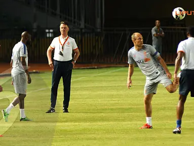 Pelatih Timnas Belanda (Louis van Gaal) juga terlihat hadir untuk memimpin sesi latihan di Stadion Gelora Bung Karno (Liputan6.com/Helmi Fithriansyah)