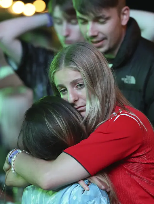 Suporter Inggris bereaksi saat menyaksikan pertandingan final Euro 2020 antara Inggris dan Italia dari zona penggemar di Newcastle, Inggris, Minggu (11/7/2021). Italia mengalahkan Inggris 3-2 dalam adu penalti setelah bermain imbang 1-1. (AP Photo/Scott Heppell)