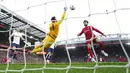<p>Penjaga gawang Tottenham Hotspur Hugo Lloris (kiri) melakukan penyelamatan di depan pemain Liverpool Mohamed Salah pada pertandingan sepak bola Liga Inggris di Stadion Anfield, Liverpool, Inggris, 7 Mei 2022. Pertandingan berakhir imbang 1-1. (AP Photo/Jon Super)</p>
