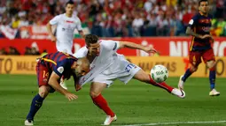 Gelandang Barcelona, Javier Mascherano berebut bola dengan penyerang Sevilla, Kevin Gameiro saat pertandingan final Piala Copa del Rey di Madrid, (23/5). Barcelona menang atas Sevilla dengan skor 2-0. (Reuters / Juan Medina)
