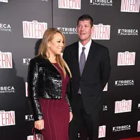 Bertunangan di bulan Januari 2016, Mariah Carey dan James Packer harus membatalkan rencana pernikahan mereka lantaran sudah putus. Meski sudah tak berstatus sepasang kekasih, Mariah masih mengenakan cincin tunangannya. (AFP/Bintang.com)
