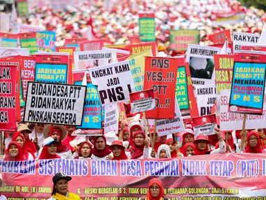 Ribuan bidan dari berbagai daerah berunjuk rasa di depan Istana Merdeka, Jakarta, Senin (28/9/2015). Dalam aksinya, mereka menuntut pengangkatan status kepegawaian menjadi pegawai negeri sipil (PNS). (Lipuutan6.com/Faizal Fanani)