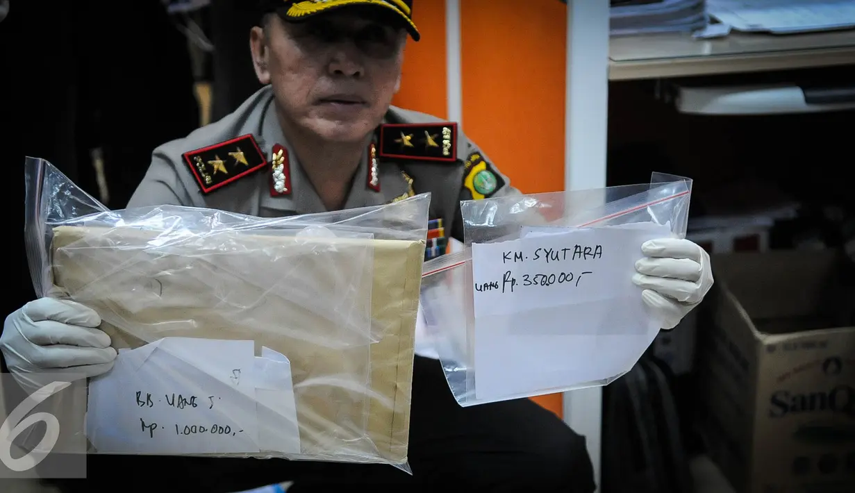 Sejumlah barang bukti pungutan liar (pungli) yang diamankan saat operasi tangkap tangan (OTT) di Kementerian Perhubungan, Jakarta, Selasa (11/10). (Liputan6.com/Faizal Fanani)