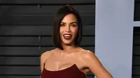 Jenna Dewan Tatum berpose saat tiba menghadiri acara Piala Oscar 2018 di Dolby Theatre di Los Angeles, AS (4/3). Aktris 37 ini tampil seksi dengan gaun berwarna merah hati. (Photo by Evan Agostini/Invision/AP)