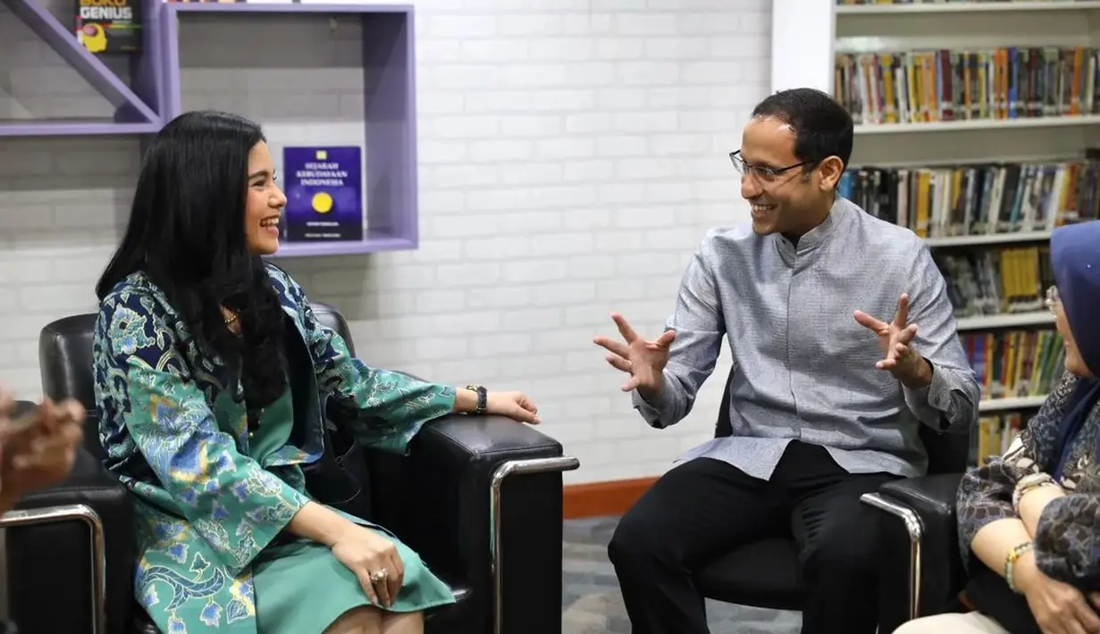 Blazer batik motif hitam mint jadi aksen yang fresh pada gaun midi polos yang dikenakan Annisa Pohan [@ikawati_atrbpn]