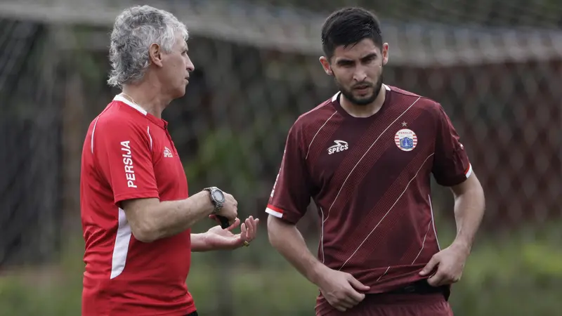 Pelatih Persija Jakarta, Ivan Kolev, berdiskusi dengan Jakhongir Abdumuminov. (Bola.com/Yoppy Renato)