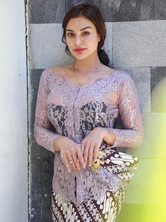 Pesona Nora Alexandra dalam Balutan Kebaya Bali. (Sumber: Instagram/ncdpapl)