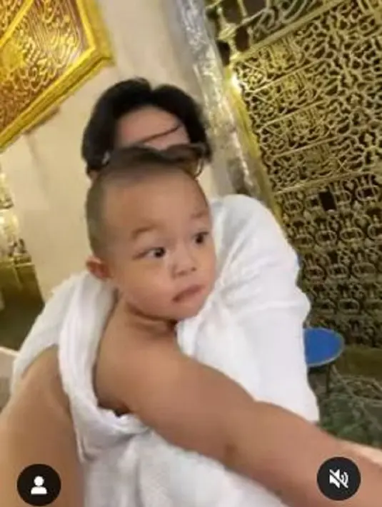 Di masjid Nabawi, Rey Mbayang membawa Shaka untuk melihat makam dan juga mimbar peninggalan Nabi Muhammad SAW di Raudhah. (Foto: Instagram/@rey_mbayang)