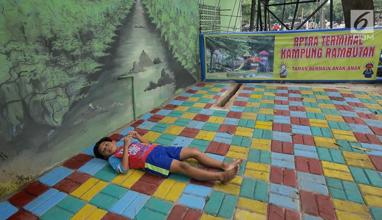 Seorang anak bermain di ruang publik terbuka ramah anak (RPTRA) Terminal Kampung Rambutan, Jakarta, Senin (27/5/2019). Menyambut arus mudik Lebaran 2019, RPTRA mini ini diharapkan bisa memberi hiburan bagi anak-anak yang hendak menunggu keberangkatan. (Liputan6.com/Herman Zakharia)