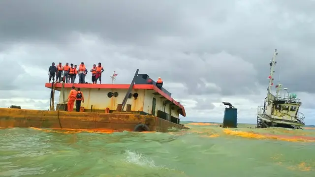 Kapal Minyak Sawit Terhantam Angin, Laut Buton Menguning