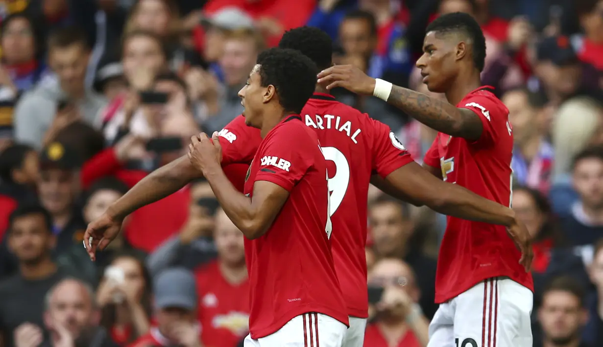 Penyerang Manchester United,  Marcus Rashford (kanan) berselebrasi dengan rekannya usai mencetak gol ke gawang Chelsea pada pertandingan Liga Inggris di Old Trafford (11/8/2019). Rashford mencetak dua gol di pertandingan ini dan mengantar MU menang 4-0 atas Chelsea. (AP Photo/Dave Thompson)