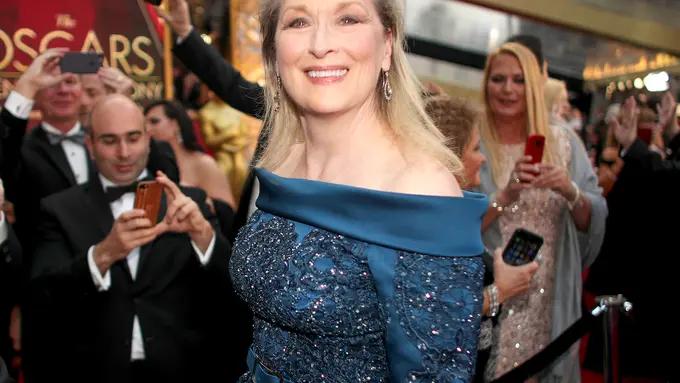 Batal Chanel, Meryl Streep Pilih Kenakan Gaun Ini di Oscar 2017