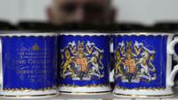 Mug produksi Royal Collection Trust untuk penobatan Raja Charles III. (Dok: AFP)