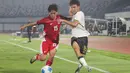 Pada laga ujicoba sebelumnya, tim asuhan pelatih Nova Arianto takluk dengan skor telak 0-7. Tampak dalam foto, pemain Timnas Indonesia U-17, Miraj Rizky Sulaeman (kiri) berebut bola dengan Ailikamu Yilihong (China) dalam laga uji coba di Indomilk Arena, Tangerang, Banten, Rabu (11/2/2026) malam. (Bola.com/Abdul Aziz)