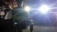 Cara unik diterapkan polisi Tiongkok untuk memberantas penggunaan lampu mobil yang menyilaukan. 