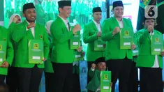 Bakal calon anggota legislatif (Bacaleg) dari PPP, Usnan Batubara atau Ucok Baba dan Gilang Dirgahari (Gilang Dirga) menerima berkas dan surat tugas  di Kantor DPP PPP, Jakarta, Rabu (7/6/2021). (merdeka.com/Imam Buhori)
