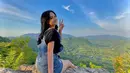 Arlida Putri senang mengunjungi tempat dengan pemandangan yang indah. Latar pemandangan alam bebas menjadi healing terbaik bagi Arlida. Pedangdut berparas cantik ini bergaya foto kece saat berada di spot Instagramable alam bebas. (Liputan6.com/IG/@arlidaputrii)