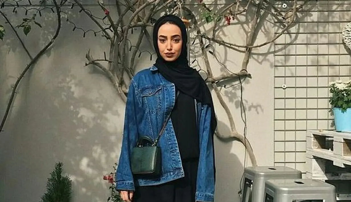 Elevansi baju serba hitam dengan sentuhan denim untuk paduan yang sederhana namun stylish. Sentuhan modern pada material denim memberikan kesan gaya seketika pada tampilan. (Foto: Pinterest)