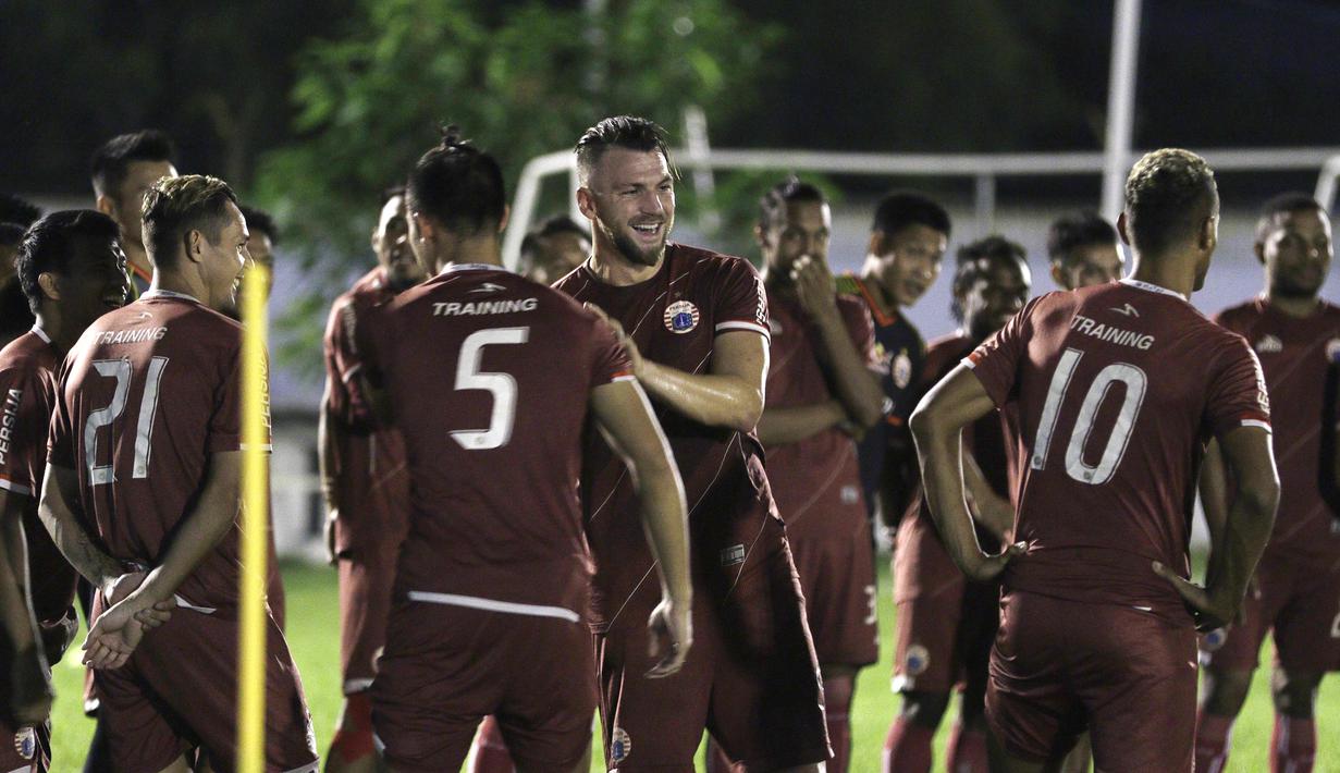 Pemain Persija Jakarta, Marko Simic, tertawa saat latihan di Lapangan Sutasoma Halim, Jakarta, Jumat (10/5). Latihan ini merupakan persiapan jelang laga Liga 1 Indonesia 2019. (Bola.com/Yoppy Renato)